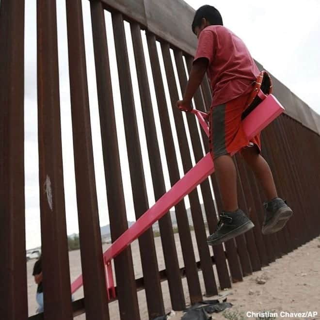 ABC Newsさんのインスタグラム写真 - (ABC NewsInstagram)「Professors design see-saws for U.S.-Mexico border to allow children to play together. #border #immigration #kids #seesaw」7月31日 1時20分 - abcnews