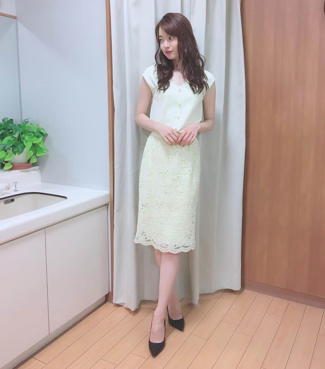 TBS「ビジネスクリック」さんのインスタグラム写真 - (TBS「ビジネスクリック」Instagram)「本日の#中城あすか さんの衣装は#rirandture のセットアップでした🌼イエローが華やかでとても上品ですね🥰 . #ビジネスクリック #ビジクリ  #businessclick #tbs #夏コーデ #イエローコーデ」7月31日 1時22分 - business_click