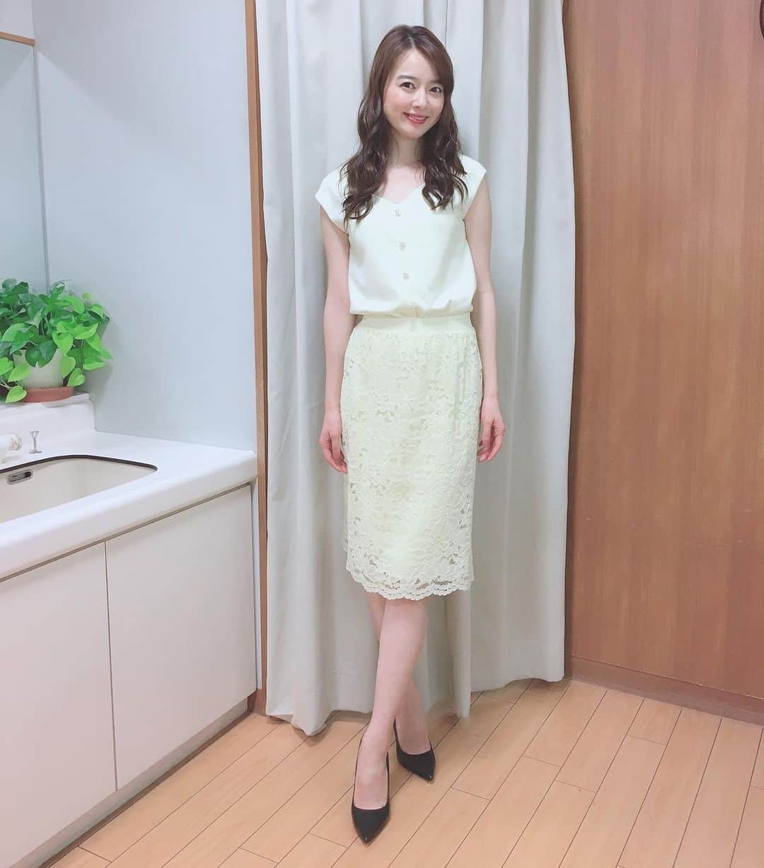 TBS「ビジネスクリック」さんのインスタグラム写真 - (TBS「ビジネスクリック」Instagram)「本日の#中城あすか さんの衣装は#rirandture のセットアップでした🌼イエローが華やかでとても上品ですね🥰 . #ビジネスクリック #ビジクリ  #businessclick #tbs #夏コーデ #イエローコーデ」7月31日 1時22分 - business_click
