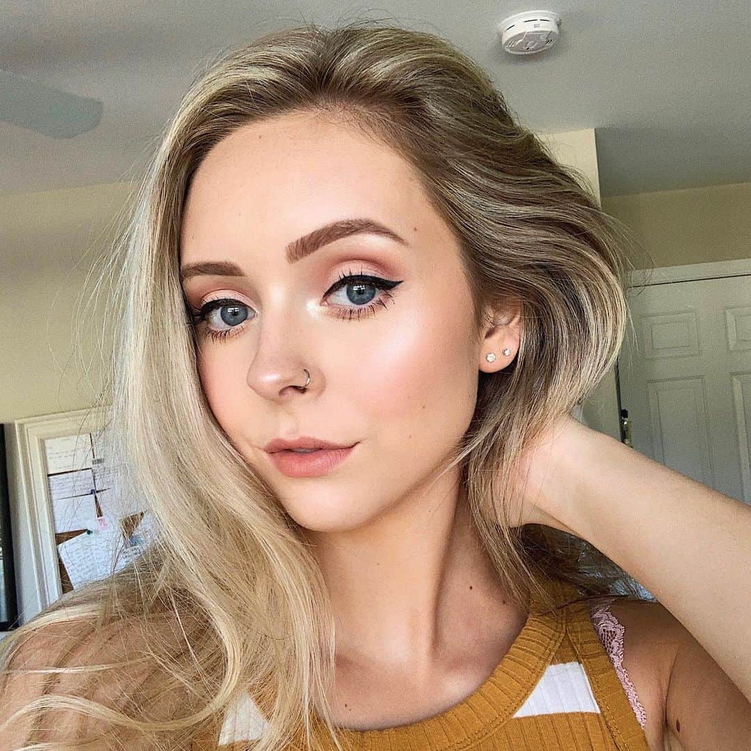 Haley Wightさんのインスタグラム写真 - (Haley WightInstagram)「Haven’t done winged eyeliner in a while and I forgot how much I love it 💛 Used the new @toofaced Born This Way Powder Foundation in Snow for this look #TFBornThisWay and #TooFacedPartner 🥰 Will be posting an insta vid on this look tomorrow with all the other products mentioned! I hope you guys have been having an amazing summer 💕」7月31日 1時23分 - cosmobyhaley