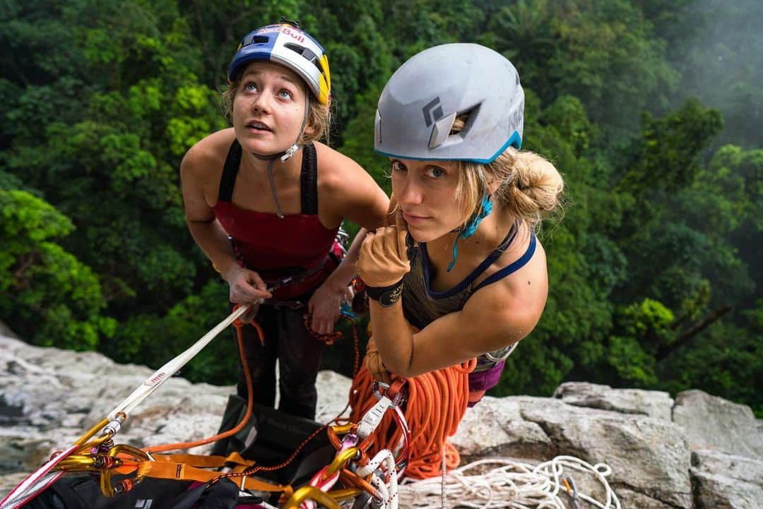 サッシャ・ディギーリアンさんのインスタグラム写真 - (サッシャ・ディギーリアンInstagram)「I spy with my little eye... some wet rock 😂 here’s to hoping for drier condies... @angela_vanwiemeersch 📸 @sav.cummins  #saotomeclimb」7月31日 1時44分 - sashadigiulian