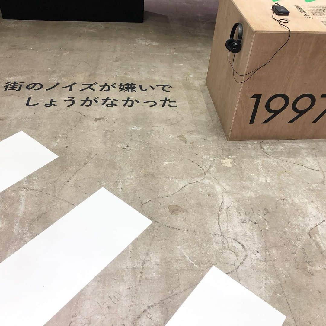 前田彩名さんのインスタグラム写真 - (前田彩名Instagram)「α‐STATIONの東京支社で収録だったので、 銀座をぷらっとしていたら開催していた 「#009 WALKMAN IN THE PARK」。 著名人がエピソードとともに ある年代に聴いていた楽曲をセレクトし、 それを 同じ年代に発売された 当時のウォークマンで試聴できるという、 私にとって永遠に時間がつぶせそうな空間でした。笑  時間が足りずだったので的を絞って、 Superorganism オロノちゃん、 サカナクション山口さん、 蓮沼執太さん、 CHAIユウキちゃんの選曲を聞いてみた🎧  おお、懐かしい〜って共感する オロノちゃんのプレイリストもあれば、 山口さんのカセットテープで聴く ビートルズは味わい深かったし、 蓮沼執太さんはすごく意外なことに 全部HIP HOPやったり、 CHAIのユウキちゃんは 今の彼女たちの音にも繋がるような、 骨太で音圧の高いビートが共通していたり。  面白かったー！  カセットテープを巻き戻す音、 久しぶりに聞いたな。  キュルキュルって戻してる間、 どんな曲が入ってるのかなーって 想像しながらニヤニヤした☺️ もし自分がある年代縛りで選曲するなら 何年の、何がいいだろう。 考えるだけで時間が過ぎる。笑  この間 あまりに笑えなくて 自己嫌悪に陥って こっそり落ち込んだけど、 やっぱり仕事は楽しいし、 私に音楽があって良かったな。  #ginzasonypark #walkmanpark」7月31日 1時38分 - ayana.maeda