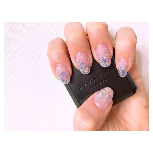 小林弥生さんのインスタグラム写真 - (小林弥生Instagram)「. . New nail💅🏼 . 色んなラメが入った ラメグラデーション💎 . 夏なのでクリアな感じが出したくて 涼し気なキラキラ🌟 めっちゃお気に入りです❁⃘*.ﾟ . #ラメネイル #ラメグラデーション  #ラメグラ #ラメ #グラデーション  #グラデーションネイル #ラメネイル  #ネイル #ネイルデザイン #nail  #nails #nailsofinstagram」7月31日 1時41分 - yaaachan_k