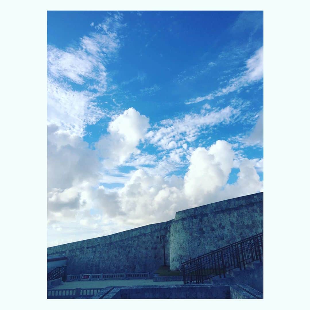 のインスタグラム：「沖縄上陸。  KC、たるさん、ありがとう。  探検の始まり。」