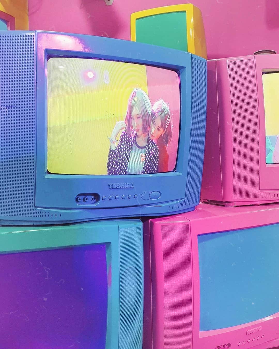 エリッサ・ヤマダのインスタグラム：「look ma, we on tv 📺🌈 @jessyamada @ravenisodd #ellejessinjkt」