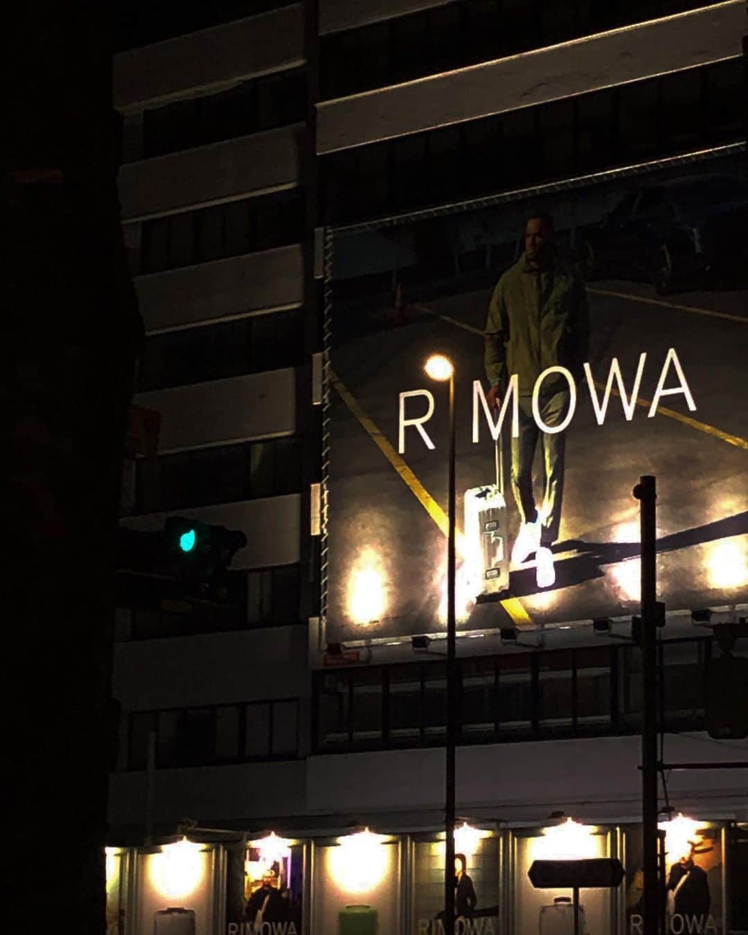 関根正悟さんのインスタグラム写真 - (関根正悟Instagram)「“R💡(I)MOWA” ・ Be the LIGHT💡 ・ 📸: From the 🚖 ・ #RIMOWA @rimowa  #ちょうど街灯とIが重なった  #タクシーの車窓から」7月31日 2時02分 - shogosekine0319