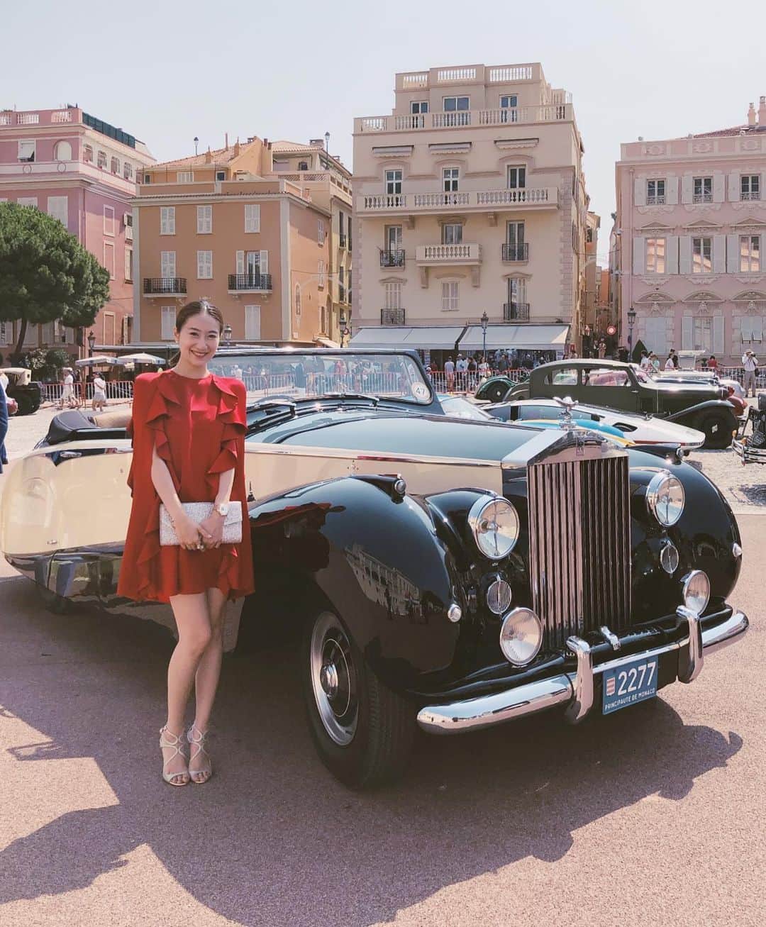 花井瑠美のインスタグラム：「1947s グレースケリーの愛車だった DELAHAYE 135 MS CABRIOLET デザイナーはHENRI CHAPRON ・ デザイナーは、同時ハンドメイドで創っていたってもうartの世界。 芸術家！！ もはやデザイナー自身が芸術。 ・ クラシックカーが好きで好きで、その歴史や個性溢れるデザインやカラーから顔まで全てが好き。 まさか自分が世界の希少なクラシックカーのコレクターが招待されるpartyに参加出来るなんて夢みたいで✨ 事が本当に本当に幸せ。 ・ 車の細部まで潜り込む並みに見てたから、愛車の紳士なおじいちゃまとおばあちゃまが若いのに珍しいね〜って嬉しいから写真いいよ✨って言ってくれました💞 ・ #monaco#hoteldeparis#classiccar  #traditional#culture#story#montecarlo#eleganceetautomobile #delahaye135ms#henrichapron#gracekelly #歴史#1947s#クラシックカー#デザイナー」