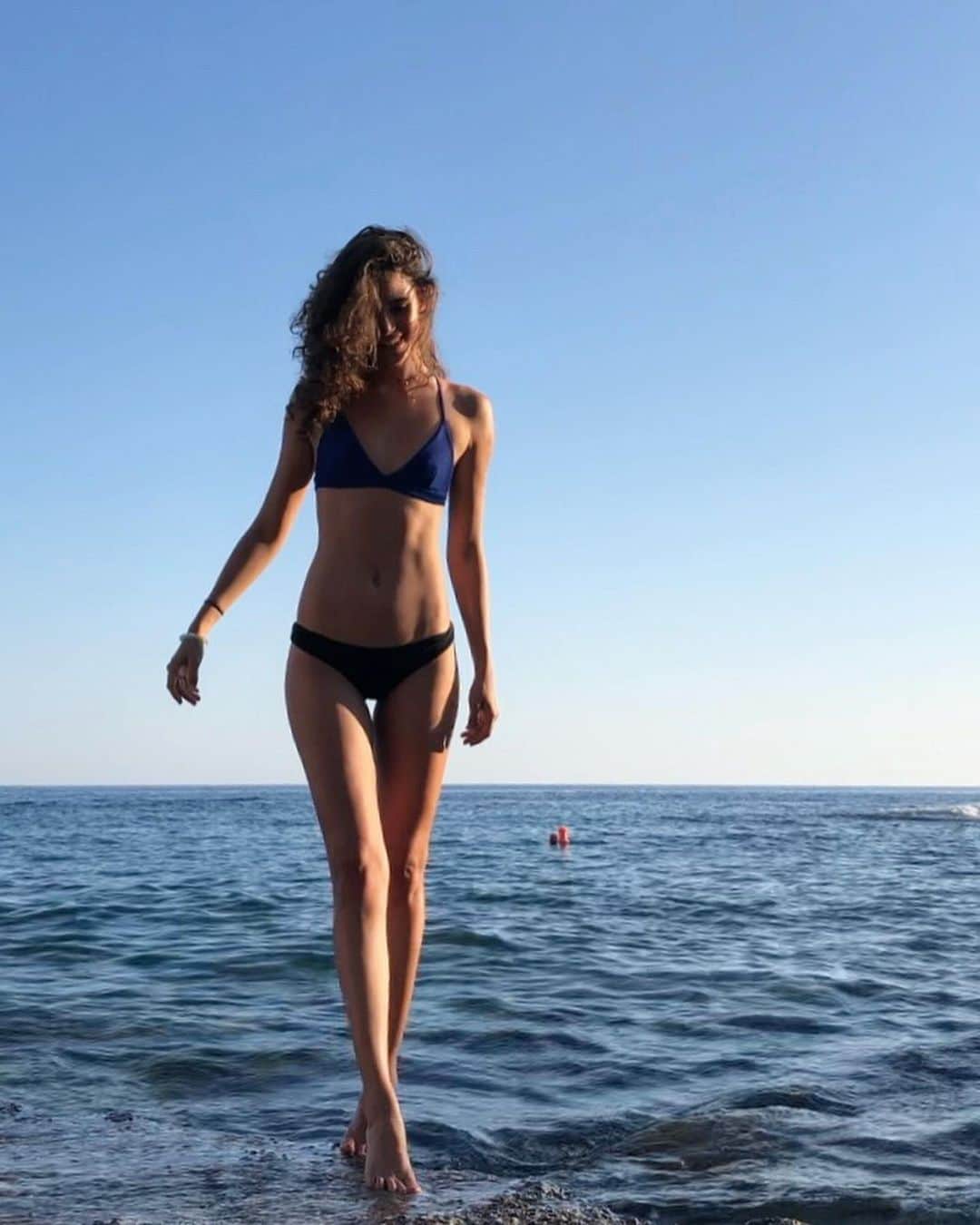 ポーリーヌ・オアロのインスタグラム：「7:30pm. I just landed and I’m tired but some things always come first 🌊💃🏽 #lastjobandoff」