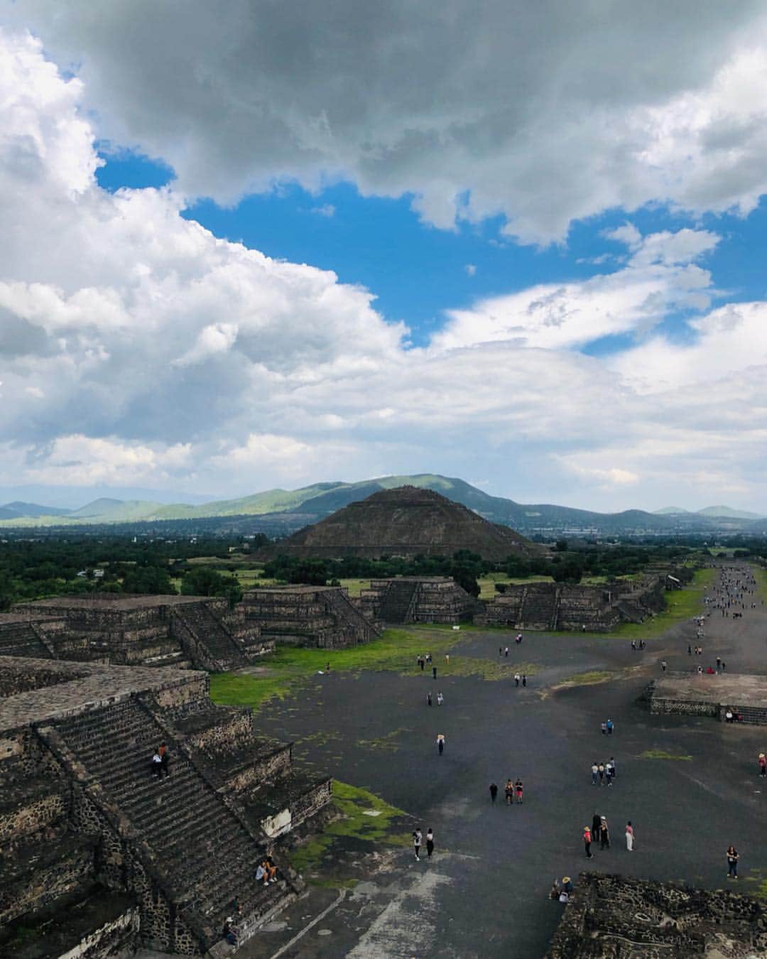アンディー・トレスさんのインスタグラム写真 - (アンディー・トレスInstagram)「I‘ve come to Teotihuacán three times in my life, yet this time the rainy season painted the whole landscape in green and it took my breath away. If you’re ever in Mexico City, you CAN’T miss the Pyramids of Teotihuacan, the largest Archeological site of the center region of México 🙌🏼 . . . Ayer lleve a mi novio a conocer Teotihuacán y no solo fue el, el que se quedó con la boca abierta. Al llegar a la punta de la pirámide del Sol y ver todo el paisaje pintado de verde por la época de lluvias, hizo que se me pusiera la piel chinita. Les recomiendo 100% ir es estas fechas 🙌🏼 #Teotihuacán #Mexico」7月31日 2時11分 - stylescrapbook