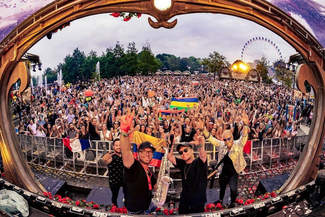 Klingandeさんのインスタグラム写真 - (KlingandeInstagram)「Will remember this edition for a long time,thank you all for coming and dance with us!  Thanks @tomorrowland and @robin__schulz for having us on this beautiful Rose Garden stage!」7月31日 2時08分 - klingandemusic