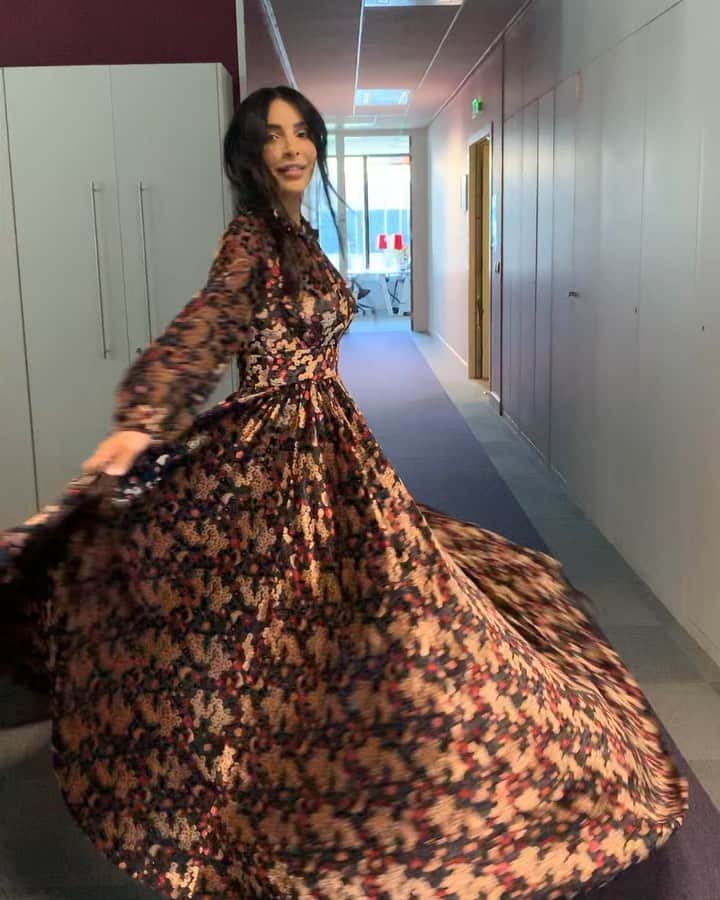 sananasのインスタグラム：「Princess mood 🙈 Et c’est une fin de shooting/tournage avec @Galafr 🎉Merci à toute la team c’était génial j’ai vraiment hâte de voir le rendu ☺️😍Ma Sananas Family je vous le dois 💚... ce n’était pas un « simple » shooting c’est un énorme projet qui se prépare depuis plus d’un an et je n’en peux plus d’attendre 🥵Je suis surexcitée ! Rendez-vous le 5 septembre 📅 hi hi !」