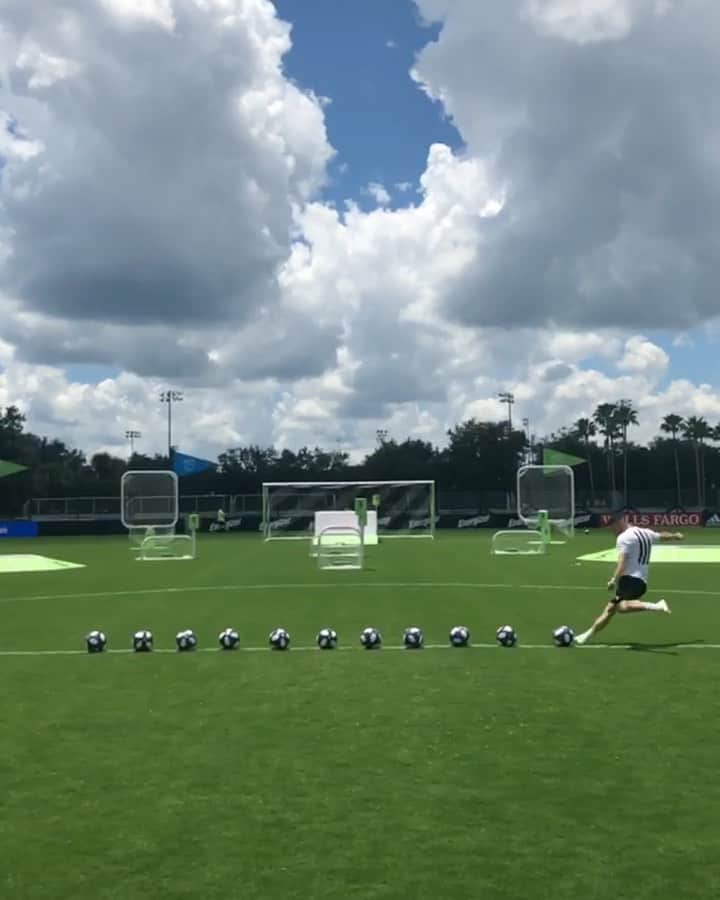 F2Freestylersのインスタグラム：「Target practice.... 🎯🥅🎯 @MLS #MLSALLSTAR」