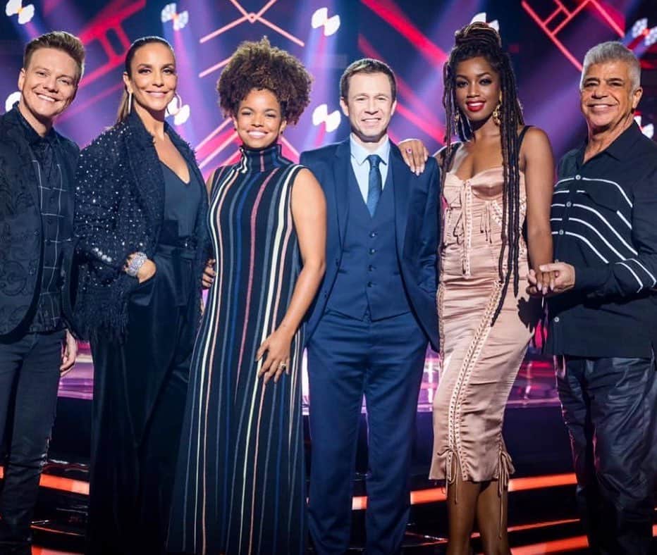 Claudia Leitteのインスタグラム：「Que coisa linda esse time! Hoje a noite é toda nossa, Família #TheVoice!!!」