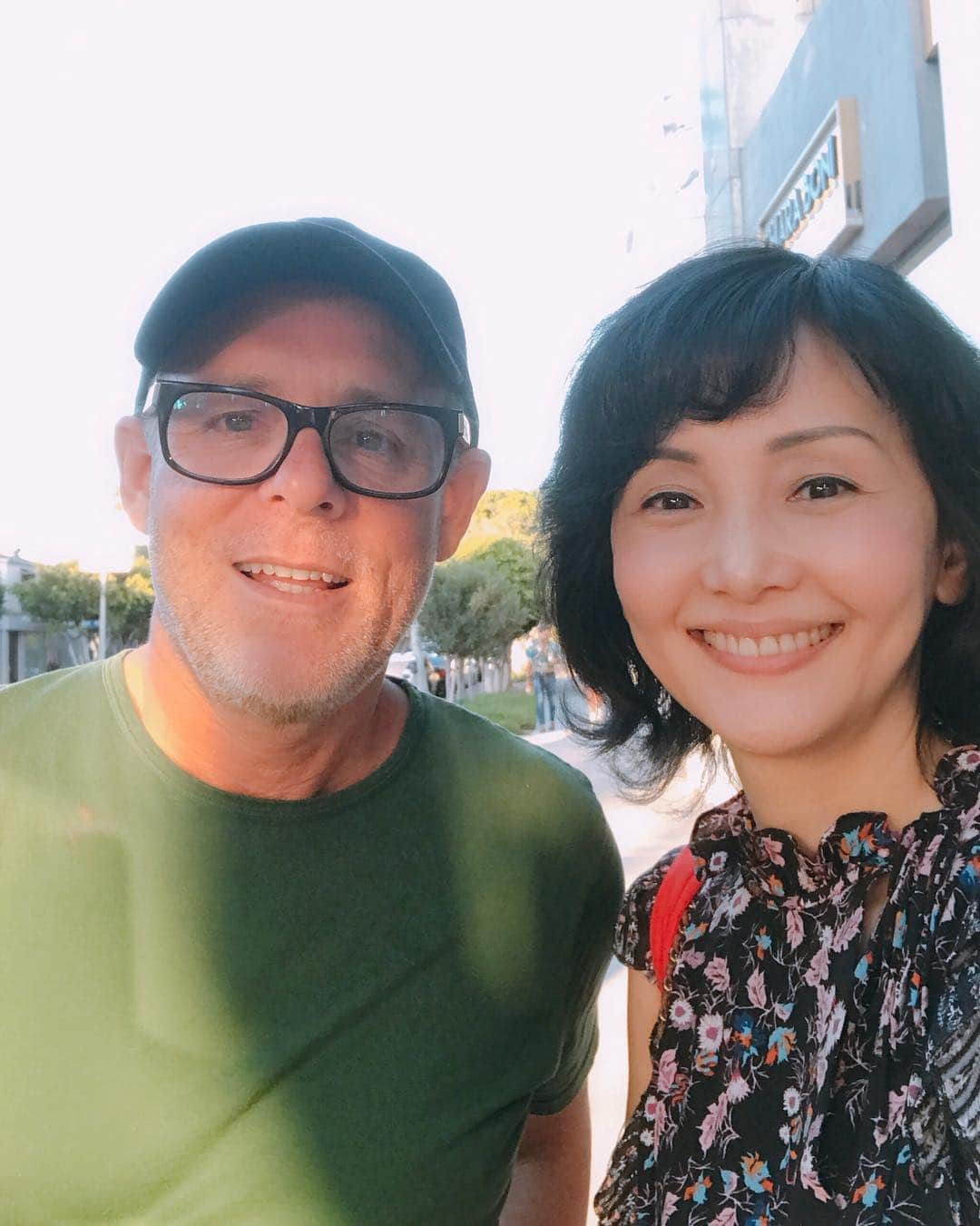 南果歩さんのインスタグラム写真 - (南果歩Instagram)「I met Bryan in LA😊 We were jury in TOKYO FILM FESTIVAL 2018. He always make me fun🇺🇸 laughing a lot🌈 去年の東京国際映画祭の審査員でご一緒したブライアンにロスで会いました。 凄いお仕事してる人なんだけど、とても愉快でフレンドリー。 やっぱりこうでなくっちゃね‼️ Tシャツとジーンズ、スマホ１つ持って大プロデューサーはコーヒーショップにブラッと一人で現れた。 肩書きと人柄のこのギャップがカッコいい🇺🇸 ジョーク飛ばしながら拙い英語力の私に、アクティングクラス受けるのはとてもいいよと笑顔で応援してくれる😊 アメリカにも素敵な友達がいて有難いな🍀 #BryanBurk #ブライアンバークミッションインポッシブル #アメリカプチ留学 #アメリカアクティングクラス #南果歩英語友達 #kahominami」7月31日 2時27分 - kaho_minami