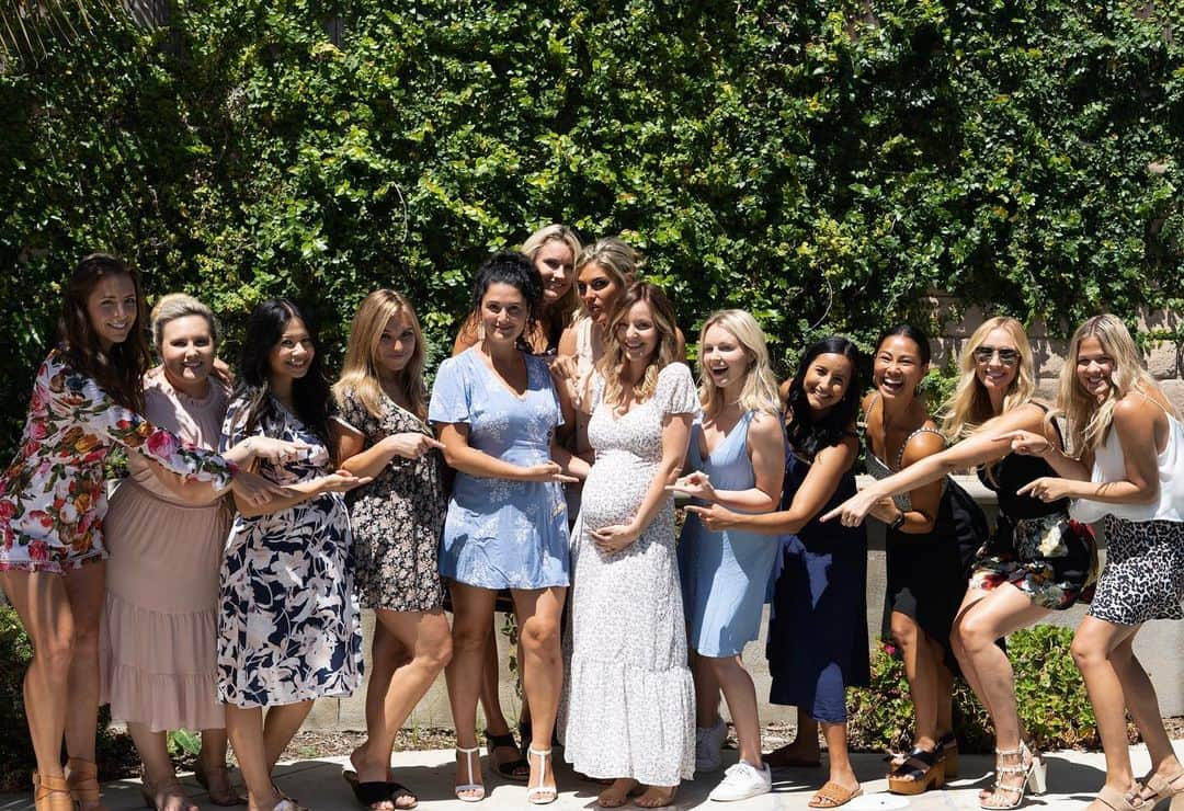 サマンサ・ドロークさんのインスタグラム写真 - (サマンサ・ドロークInstagram)「These images represent Gods faithfulness. I am beyond grateful for this group of women right here. They have faithfully prayed for my baby from the beginning - from conception till now. It is such a special thing to know that our little girl is ALREADY so loved by so many people! And I am so grateful to God for this opportunity to be a mother to our precious angel.  Thank you to Pam and Chantelle for hosting such a beautiful day and for all my girlfriends who came to support me in this new season of life. I cannot wait for her to meet you all 💗 #babygirl #babyshower #babytomchik」7月31日 2時37分 - samanthadroke