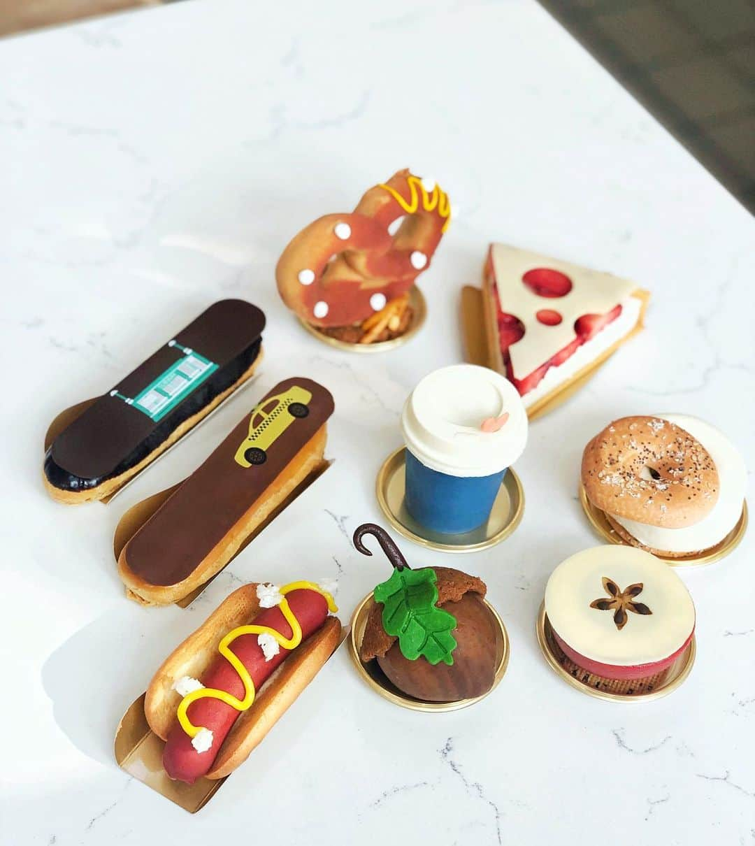 DOMINIQUE ANSEL BAKERYさんのインスタグラム写真 - (DOMINIQUE ANSEL BAKERYInstagram)「Our tribute to the Big Apple, our New York Collection of 9 different pastries inspired by the things we love about the city. In Soho all summer long. 🗽🌭🥯🍕🚕🍎🥨」7月31日 2時29分 - dominiqueansel