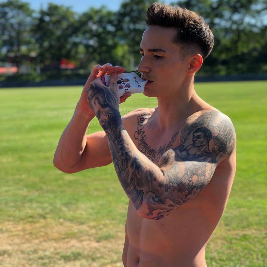 マゼル・ニューエンのインスタグラム：「On hot day I always use the Energy Gel from @foodspring . What's your tip for training on hot days? #energygel #foodspring #foodspringfamily #hotdays #gymnastics #themarcelnguyen」