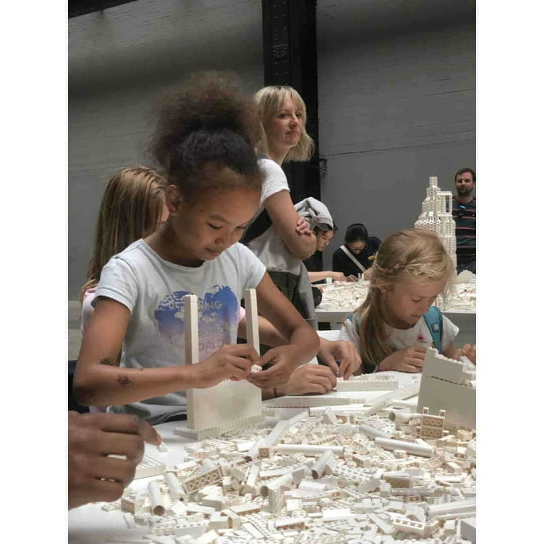 テート・ギャラリーさんのインスタグラム写真 - (テート・ギャラリーInstagram)「@StudioOlafurEliasson presents: The Cubic Structural Evolution Project!  From now until 18 August in Tate Modern’s Turbine Hall, visitors are invited to build a vision of a future city in white Lego bricks. #OlafurEliasson first staged this work in 2004. The bricks are recycled each time the work is shown and new cities are made. So far in London we’ve seen some incredible constructions from dedicated builders of all ages (see today’s story!) Join the build FREE and see what you can make...」7月31日 2時41分 - tate