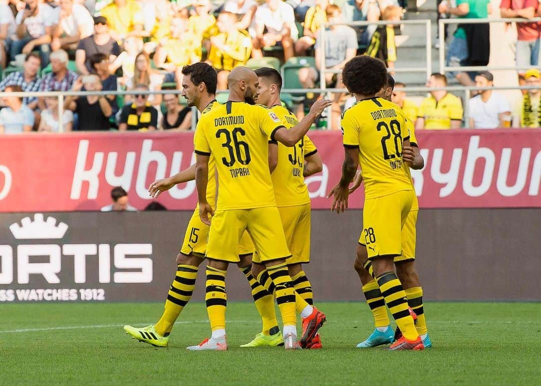 ボルシア・ドルトムントさんのインスタグラム写真 - (ボルシア・ドルトムントInstagram)「💥 Dash! @achrafhakimi  #fcsgbvb #bvb #bvb09 #preseason #trainingcamp #borussiadortmund #achrafhakimi #🇨🇭」7月31日 2時50分 - bvb09