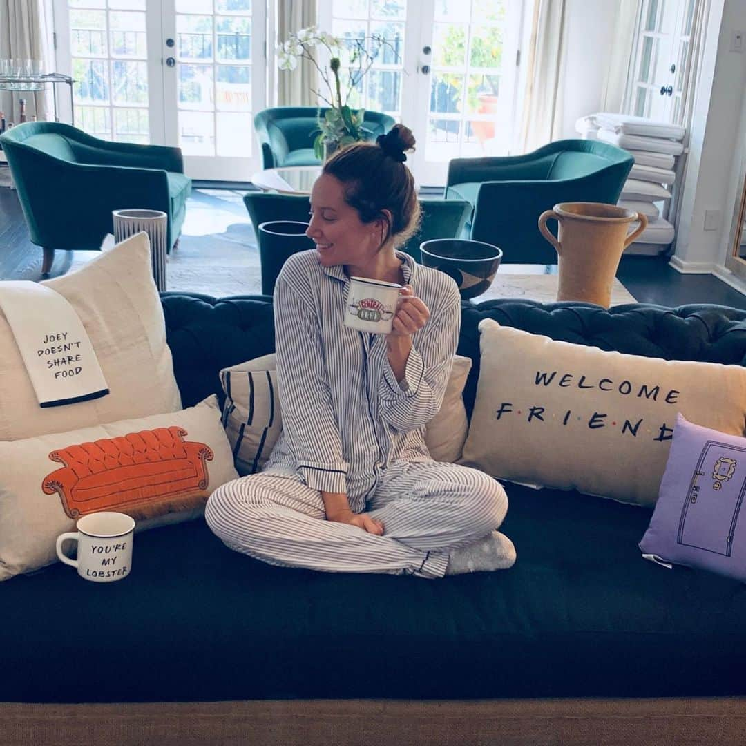 アシュレイ・ティスデイルさんのインスタグラム写真 - (アシュレイ・ティスデイルInstagram)「Woke up in all my Friends glory thanks to @potterybarn #friendsxpb #ad」7月31日 2時52分 - ashleytisdale