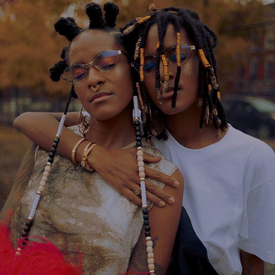 のインスタグラム：「“Being a twin has given us a strong ability to collaborate in real time,” says the duo Coco and Breezy Dotson (@cocoandbreezy), sisters and co-founders of Coco and Breezy Eyewear (@cocoandbreezyeyewear), who also DJ and produce music together in NYC. “We DJ in sync. And we share ideas in the workplace in a free-flowing way,” say the twins, who share similar interests — and even identical tattoos.  Photo of @cocoandbreezy by @denzelgolatt」