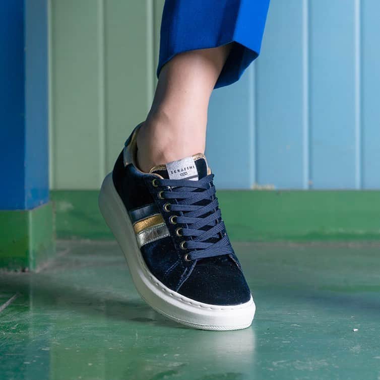 のインスタグラム：「New in for her: J.Connors Blue Velvet⚡️⚡️⚡️ Discover the Serafini Fall/Winter Collection on our e-store! #Serafinishoes #newin #prefall  #fw19#sneakers#shoesaddict#fashion#fashiongram#sneakersaddict#shoes#woman#newcollection#fashionlover#italian#style」