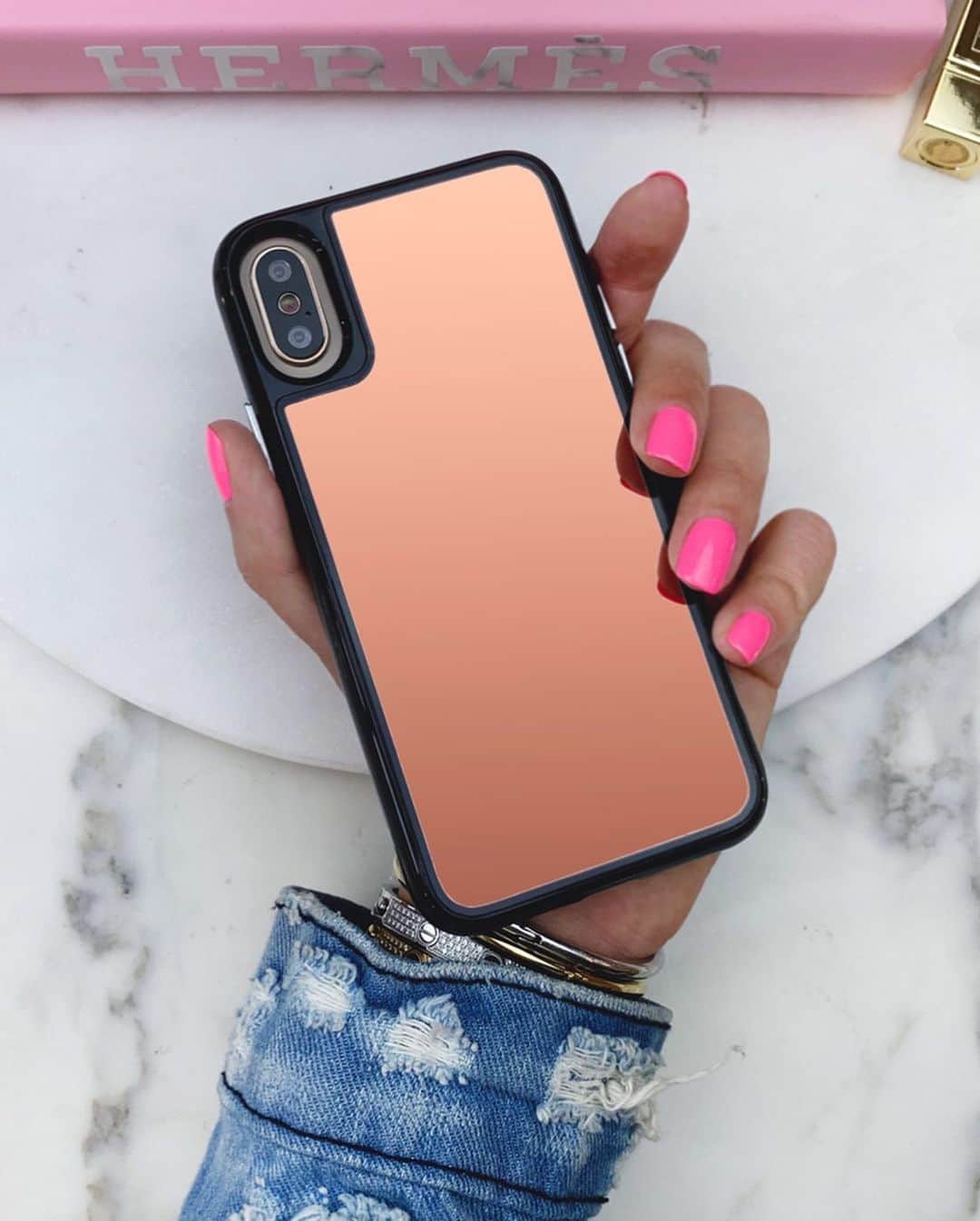 VELVETCAVIARさんのインスタグラム写真 - (VELVETCAVIARInstagram)「Up your selfie game with our newest MIRROR CASE. 🤳 Comes in two colors, designed with a black bumper for added protection against cracks or drops, and available for iPhone ONLY. Get yours @velvetcaviar. #velvetcaviar #mirrorcase」7月31日 3時01分 - velvetcaviar