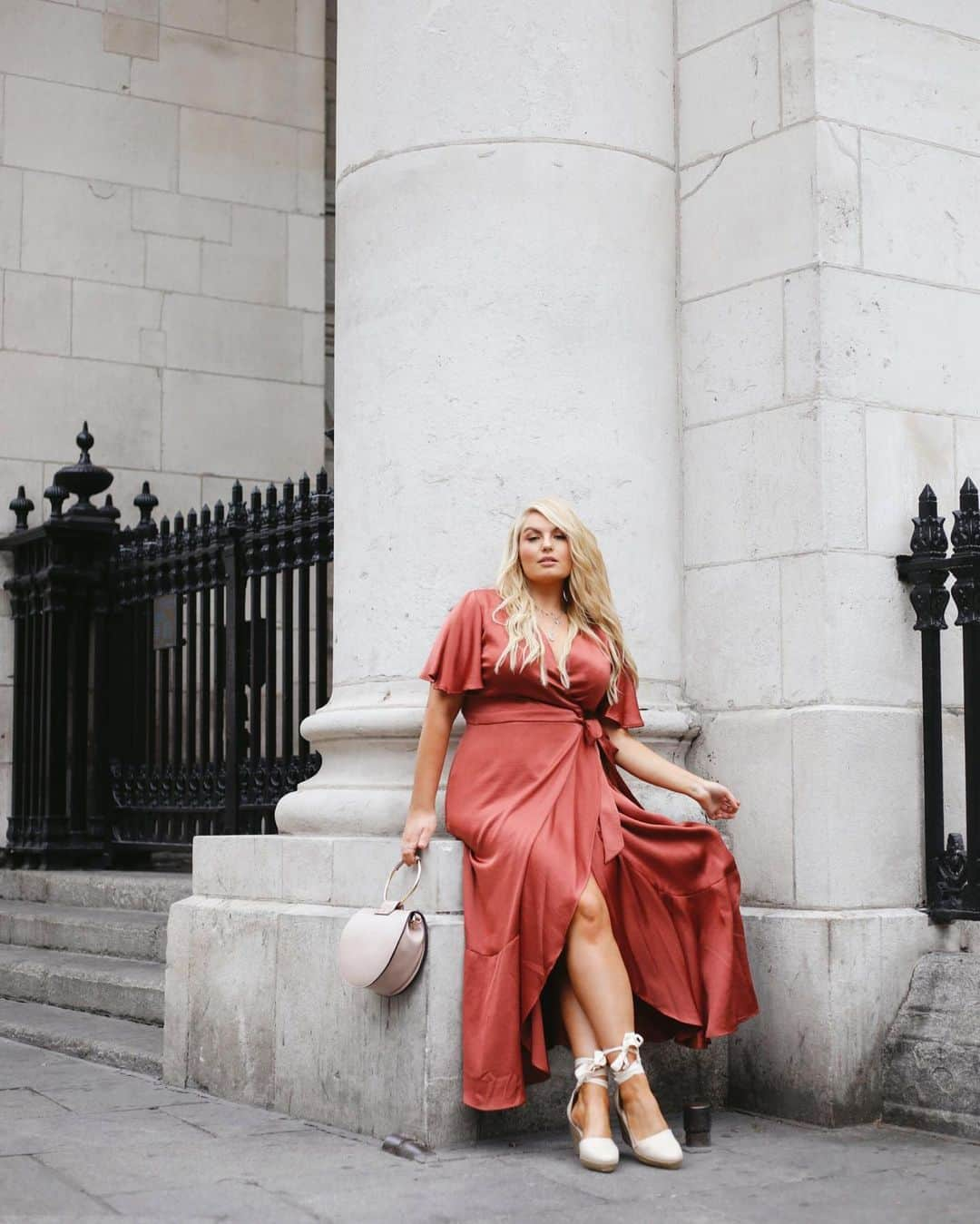 Nextさんのインスタグラム写真 - (NextInstagram)「Meet the wrap dress that's got it all - tie waist ☑️ ruffle detail ☑️ angel sleeves ☑️ It's suuuper flattering and will look LOVELY for any summer occasion! Shop @stylemecurvy's full outfit: tap the image. 🔍 Dress: 914461 Shoes: 559274 Bag: 626395. #dress #outfitinspo #outfit #wrapdress #satin #blogger #fblogger #occasionwear #occasion #wedding #womenswear #womensfashion #womenstyle #nextfashion #nextwomen」7月31日 3時02分 - nextofficial