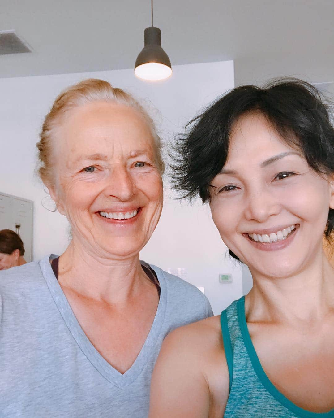 南果歩さんのインスタグラム写真 - (南果歩Instagram)「I miss Barre3 exercise🌈 There are no studio in LA. I went to back to SF, next day I went to Barre3 ❤️ At the studio, I met the precious smail😊😊😊 I could't stop to talk to her❤️ ロスにはバー3のスタジオが無かったので、サンフランシスコに戻ってすぐにスタジオに。 そこで素敵な笑顔の女性に会いました。 ご近所に住むマリーン❤️ きついクラスだけど、マリーンは自分のペースでエクササイズをこなしていく。そしてこの笑顔😊 話しかけずにはいられなかった。 話してみると、またとても温かい❤️こんな風に年を重ねている人は本当に素敵だと思ったのです。 マリーンの笑顔を皆さんにお裾分け😊 きっとマリーンとは、一期一会。 それでも、袖触れ合うも他生の縁。 人と出会うことで、私の人生はより色鮮やかに彩られて行くのです😊 #アメリカプチ留学 #南果歩の好きなエクササイズBarre3 #南果歩プチ留学 #南果歩英語頑張る #kahominami」7月31日 3時11分 - kaho_minami