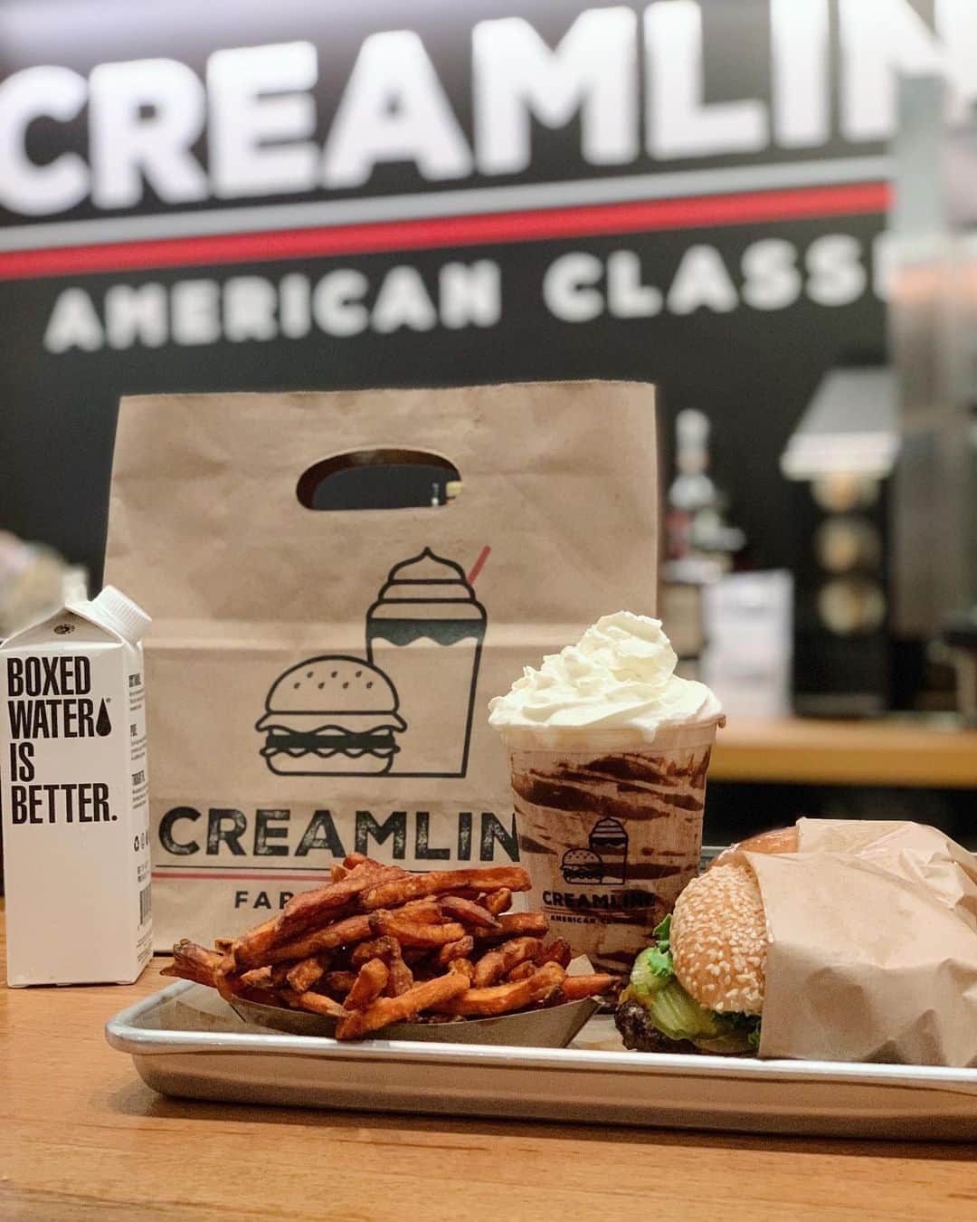BoxedWaterさんのインスタグラム写真 - (BoxedWaterInstagram)「Looking for a mid-week “shake” up? Stop by @creamlinenyc locations, grab a locally-sourced burger + don’t forget your #BoxedWater! Kudos to this #NYC fave for keepin’ their shops free of plastic bottles.  #BoxedWaterIsBetter #BetterPlanet #NYC #EatLocal #Creamline #Icecream #Farmtotable #Fresh #Sundaes #Burgers #Salad #FrenchFries」7月31日 3時22分 - boxedwater