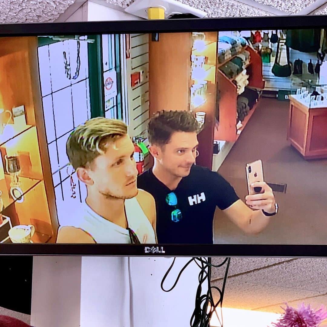イーライ・リエブのインスタグラム：「Vacation surveillance」