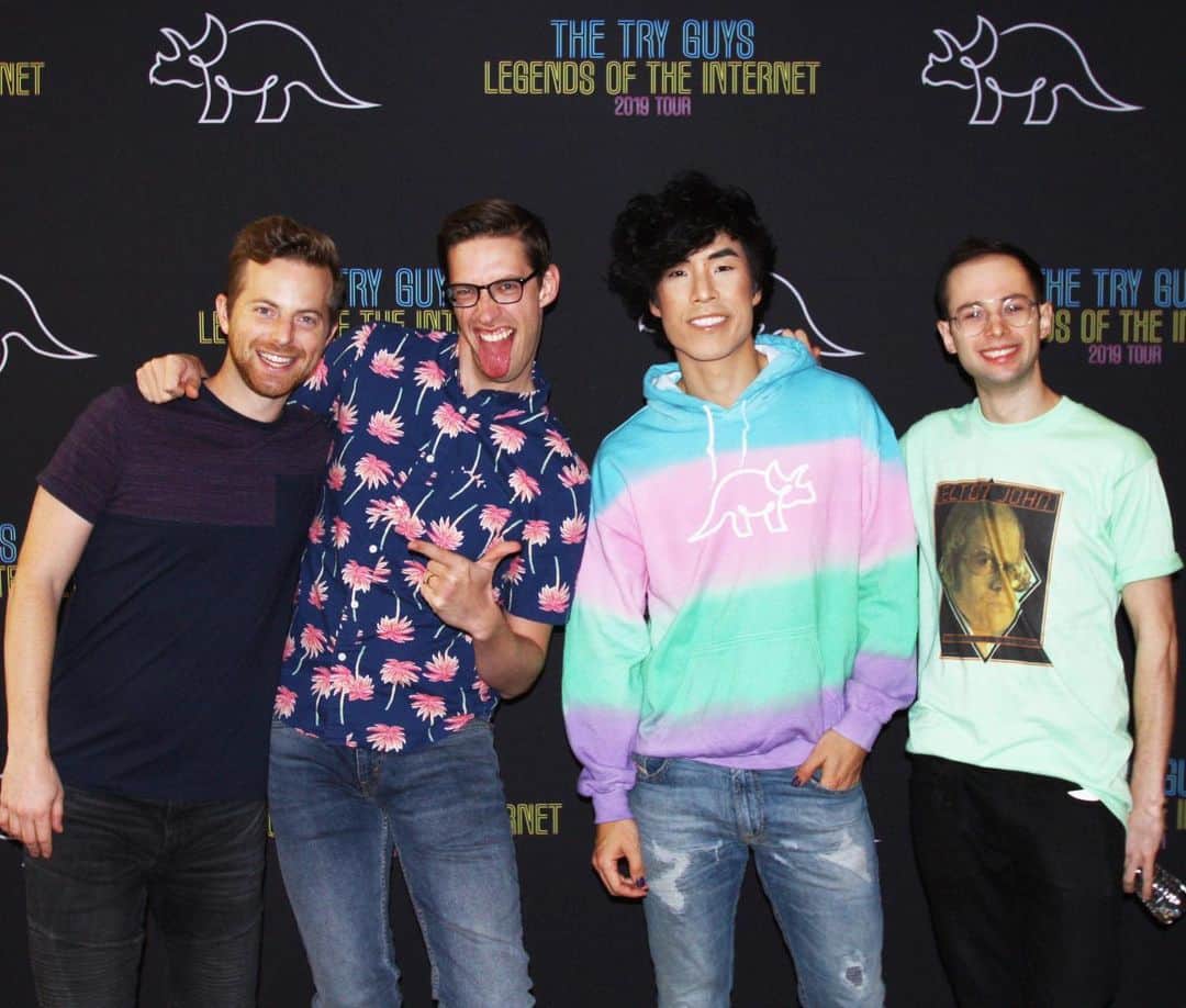 ユージン・リー・ヤンのインスタグラム：「Please enjoy these silly test shots, taken before each meet & greet, from the #legendsoftheinternet tour! 🤘 Thank you, Tryceratops, for coming out to see us! We wouldn’t be legendary without you. 💙❤️💚💜」