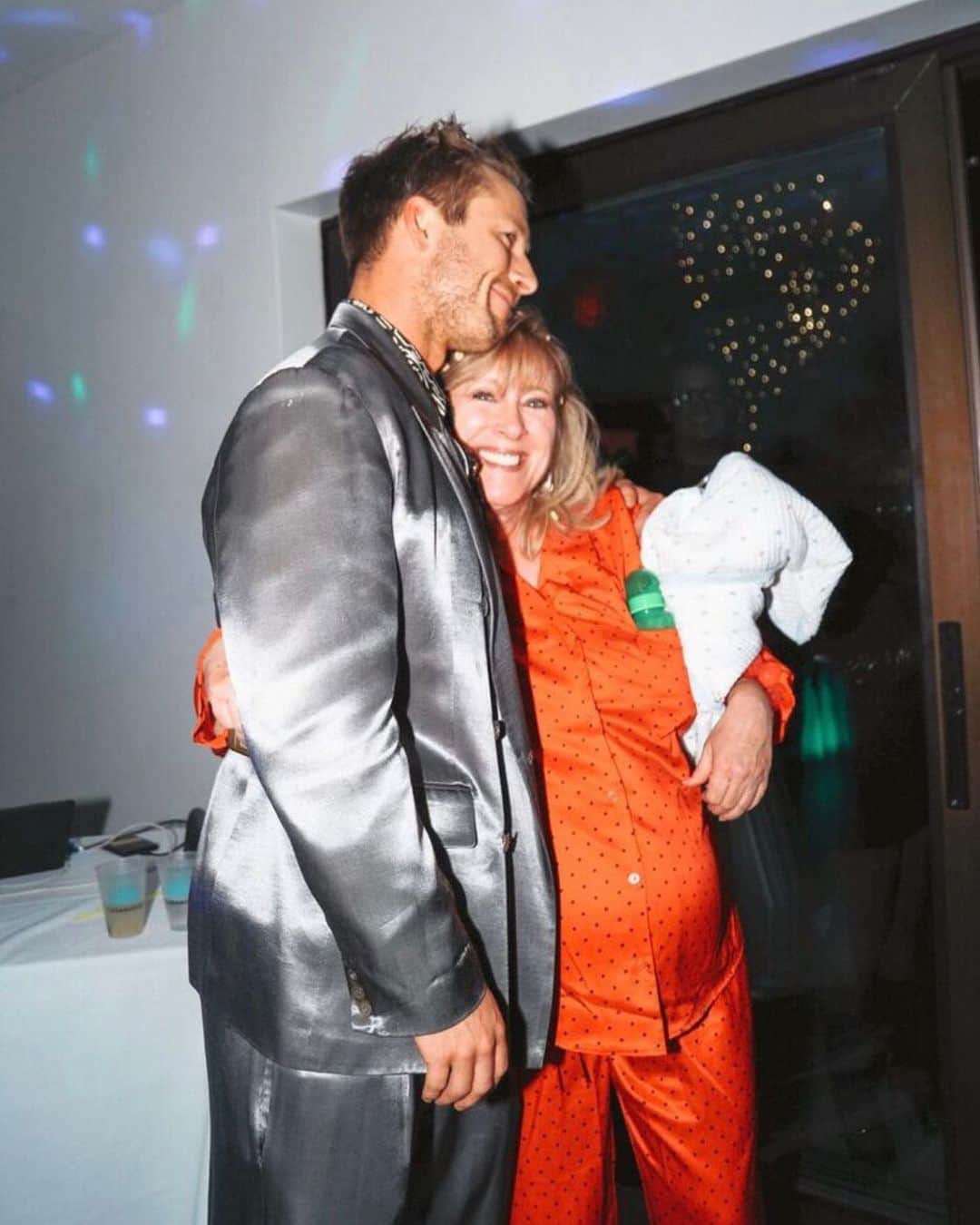 グレン・パウエルのインスタグラム：「It’s Mama Powell’s Birthday.  Most of you like her more than me and have her number in your favorites while I’m stuck in economy contacts. Send her your love and if she doesn’t respond to you right away know that she’s currently on a yacht somewhere living her best life as the oldest instamodel who’s ever lived. (Re: picture. To be clear my mom isn’t pregnant. That’s her at my 80s themed birthday party pregnant with me in the 80s. That’s some Back to the Future/Inception level of plot construction for my birthday). I love you, mom! @cyndyatx」