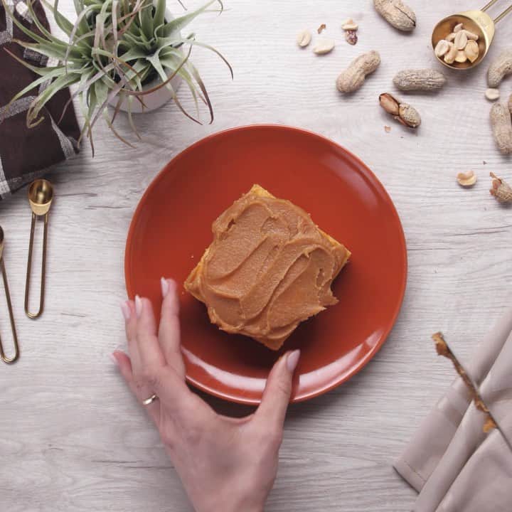 のインスタグラム：「🍞🥜 Protein Peanut Butter Toast 🥜 🍞 • 👉 FULL RECIPE LINK IN BIO (swipe left to 2nd card) 👈 • Macros per serving: 24g protein, 15g carb (3g fiber), 23g fat (5g net carbs) #OnaQuest #Questify」