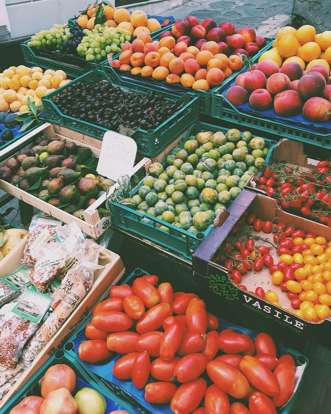 イザベル・グラールさんのインスタグラム写真 - (イザベル・グラールInstagram)「Shopping of the day 🍑🍇 #italy #capri #fruitslover」7月31日 3時42分 - izabelgoulart
