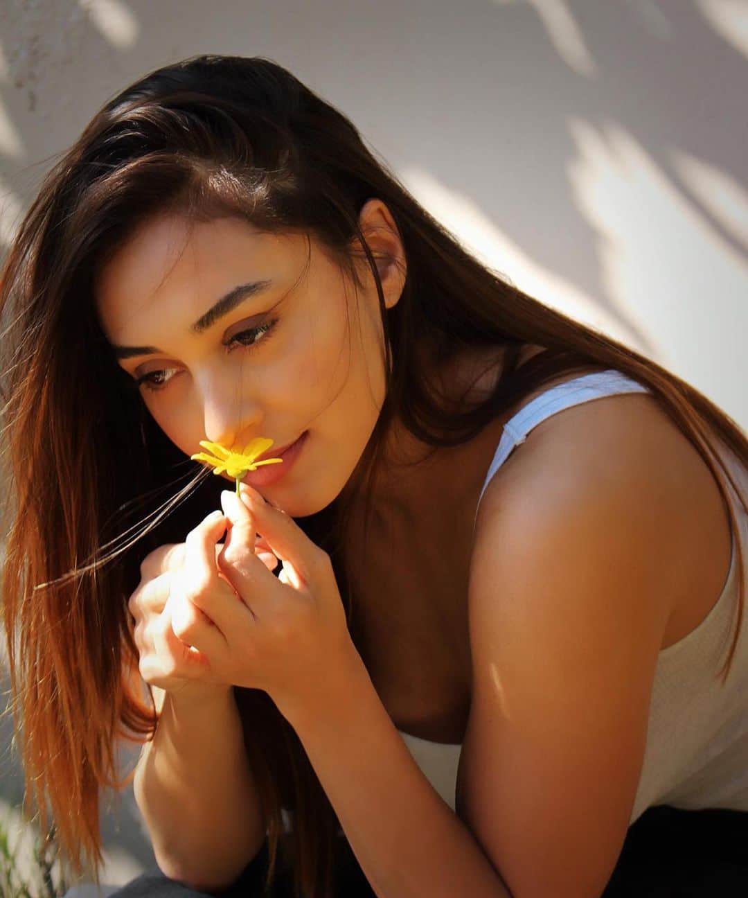 リンジー・モーガンのインスタグラム：「⁣ Busy Girl Summer . . . Finally, have a moment to stop and smell the flowers. ⁣😉 After one of the most rewarding, challenging and creative projects yet, that’s a wrap on filming #SKYLINES! ⁣ . . . ⁣Been a whirlwind of a summer, but I’m so grateful as to how it’s unfolding. Reminding myself to stay present for it all and stop and smell the 🌹🙏🏽 . . . Psst... NEW Episode @CW_the100  tonight BTW😏 📸: @melodyminagar」