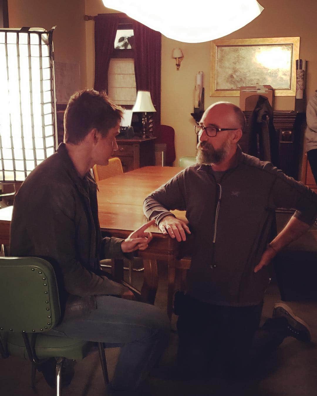 ロバート・バックリーのインスタグラム：「Fun #bts pic of me reprimanding our director Jason Bloom for violating my “no direct eye contact” policy. . 📷: @fiveyearsbehindthebrains」