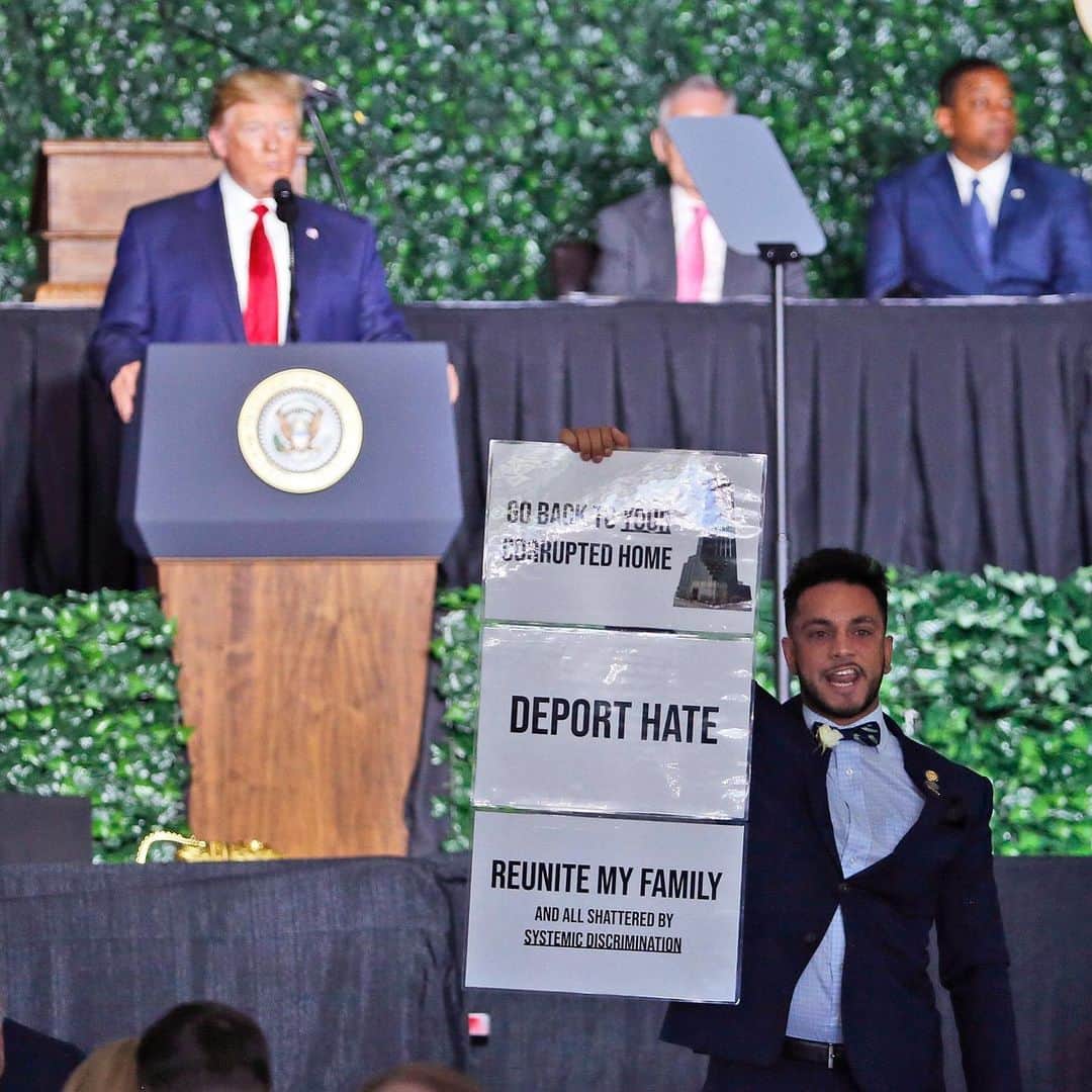 NBC Newsさんのインスタグラム写真 - (NBC NewsInstagram)「"You can't send us back!" a protestor, ID'd as state lawmaker Ibraheem Samirah, says while interrupting a speech by President Trump on Tuesday. More at the link in our bio. . 📷 Steve Helber / @apnews」7月31日 3時50分 - nbcnews