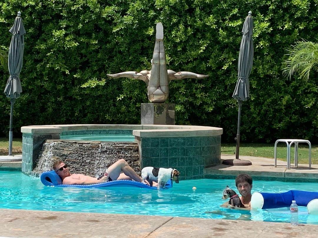 ジョン・バロウマンさんのインスタグラム写真 - (ジョン・バロウマンInstagram)「The boys are here for the week @gaz_barrowman @keithjackofficial jack and Dixie are loving their morning swim with them. Jb」7月31日 3時53分 - johnscotbarrowman