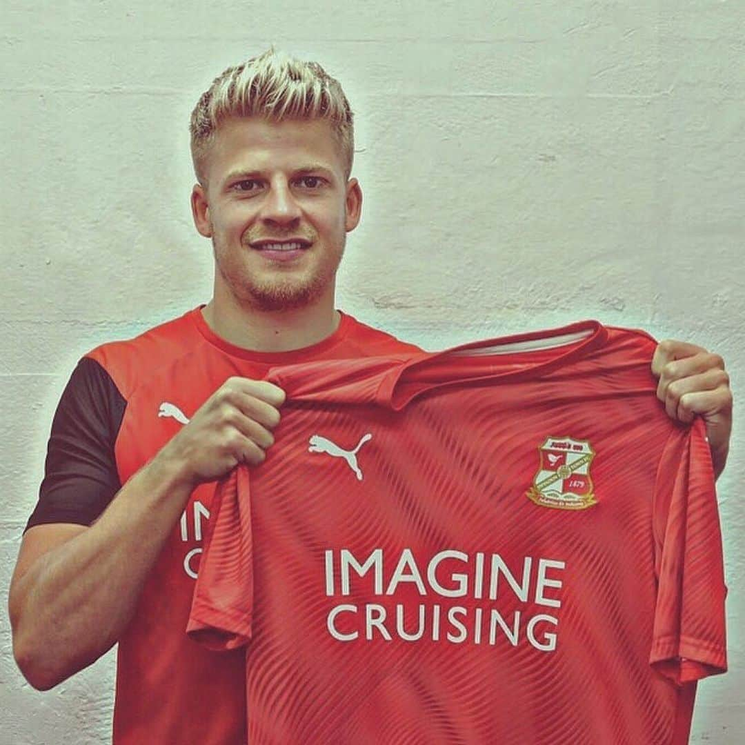 ロイド・イスグローヴさんのインスタグラム写真 - (ロイド・イスグローヴInstagram)「Buzzing to sign for Swindon, can’t wait for the season to start 💥💪🏼⚽️🔴」7月31日 4時04分 - lloydisgrove