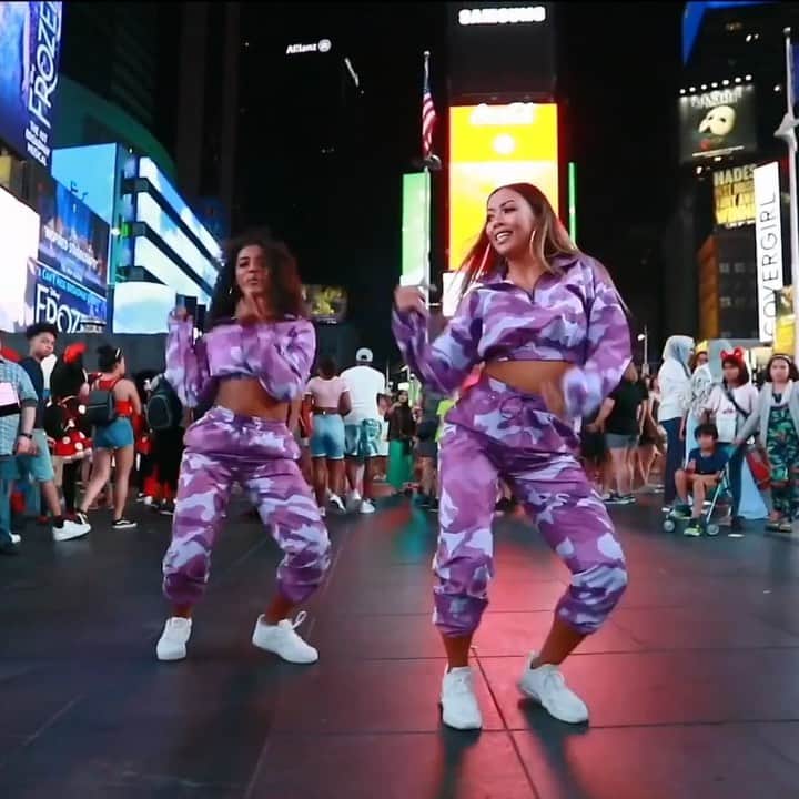 リアン Vのインスタグラム：「Besties taking over Times Square! 👯‍♀️🌃@official_janina (Tag ya bff and @majorlazer !) Shot by my sis 🎥 @kamillanichole and  SPFX🔥: @tyrellgreenlee  #AlreadyChallenge #NYC #Besties」