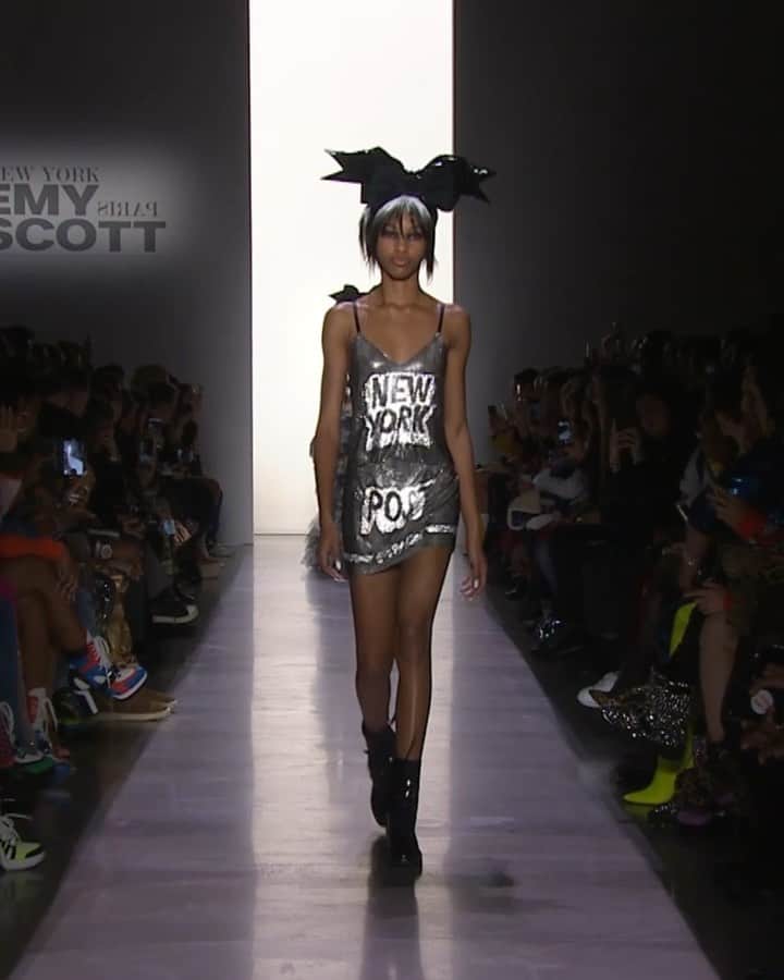Fashion Weekのインスタグラム：「Extra! Extra! Read all about it: @itsjeremyscott’s collection paying tribute to the tabloids owned the @nyfw runway, there’s no doubt about it. Now walking: @imgmodels’ @naomichinwing.」