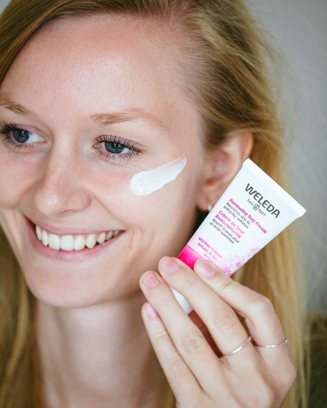 Weledaのインスタグラム：「"None of the many creams I had tried deeply penetrated and removed the dryness, until I found this...it is BEAUTIFULLY and TRULY hydrating" - Jubilee F 🌸 (Moisturizer: Renewing Day Cream) #WeledaSkin」