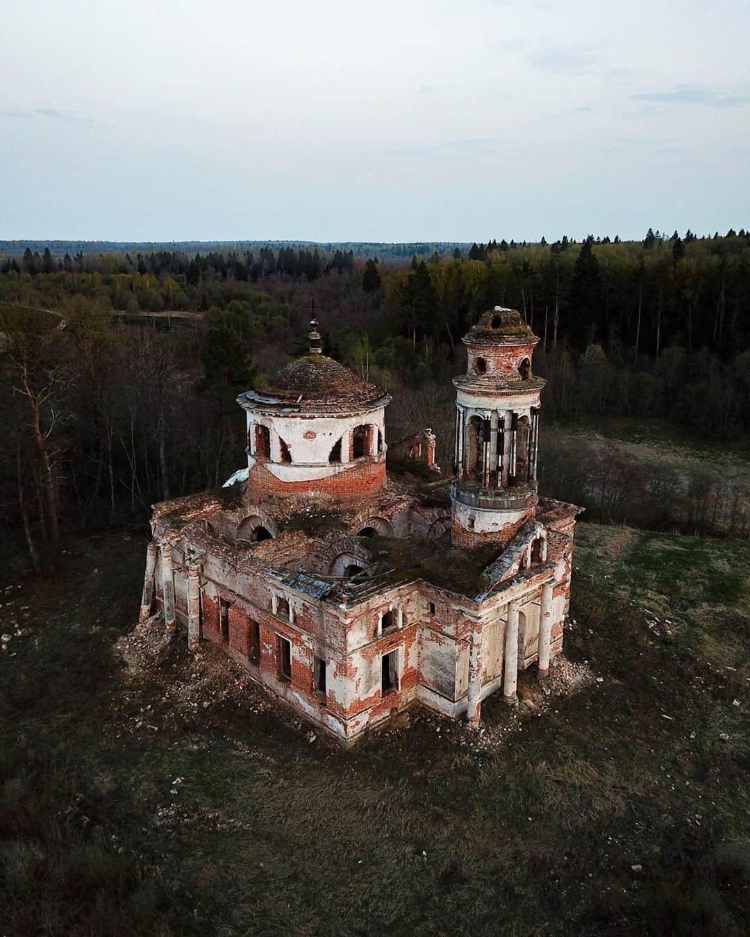 Abandoned Placesさんのインスタグラム写真 - (Abandoned PlacesInstagram)「Built in 1797, this is an abandoned church in North-West Moscow, Russia. Photography by @kosmaj_project」7月31日 4時00分 - itsabandoned