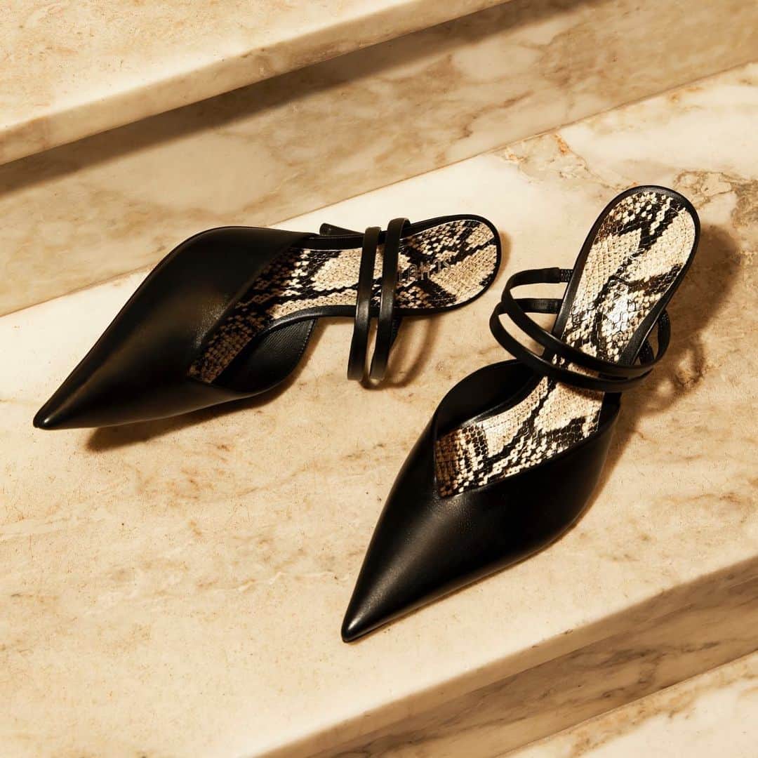 Schutzのインスタグラム：「MUST-HAVE NOW 🖤 #schutzresort」
