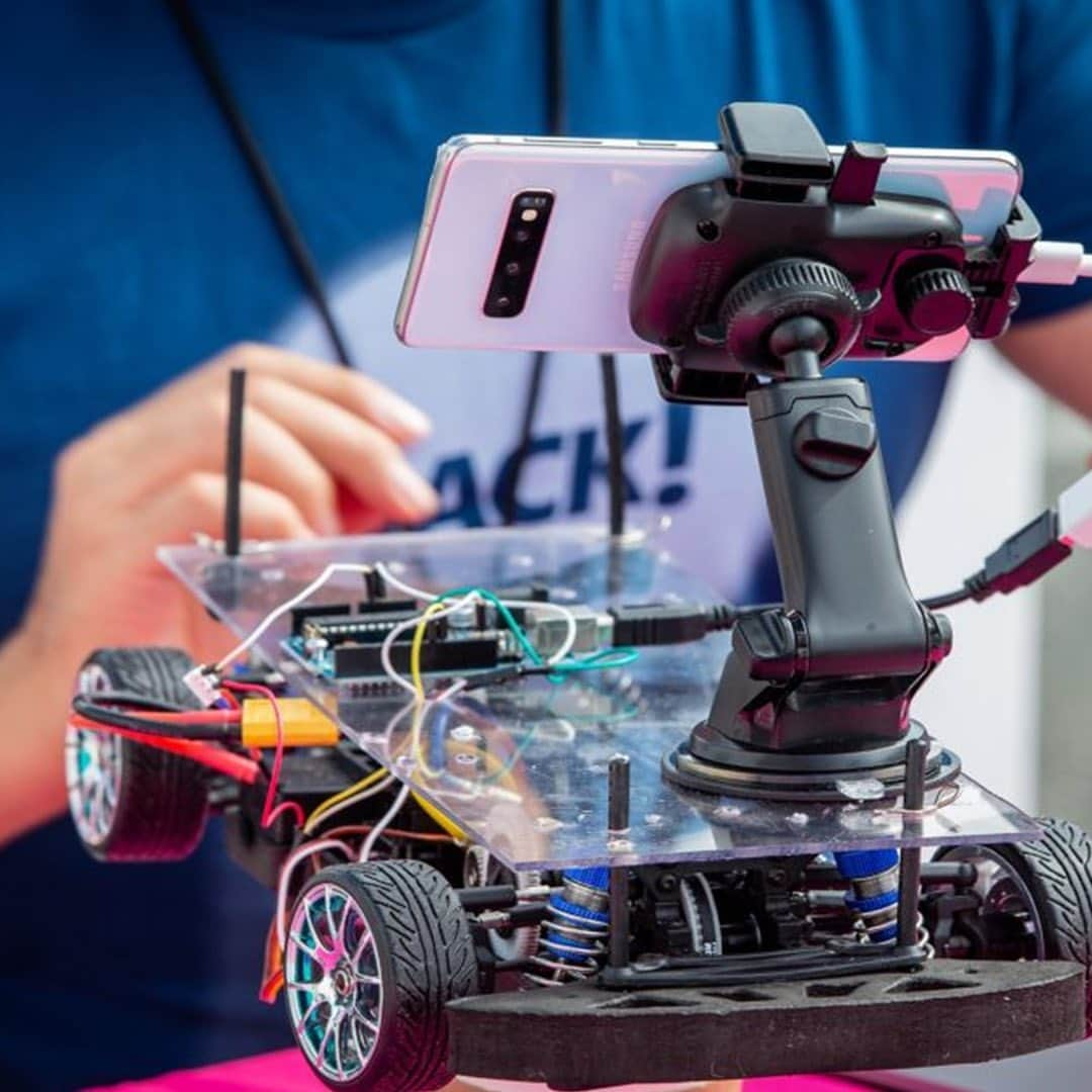 Microsoftさんのインスタグラム写真 - (MicrosoftInstagram)「Meet the T-Racer, created by the @TMobile team at this year's #Hackathon. Powered by machine learning and edge computing, the modified RC car was created to drive around a small race track and properly navigate yellow lines and obstacles. It's just one of the many examples of how hackathons drive innovation. 🚗」7月31日 4時08分 - microsoft