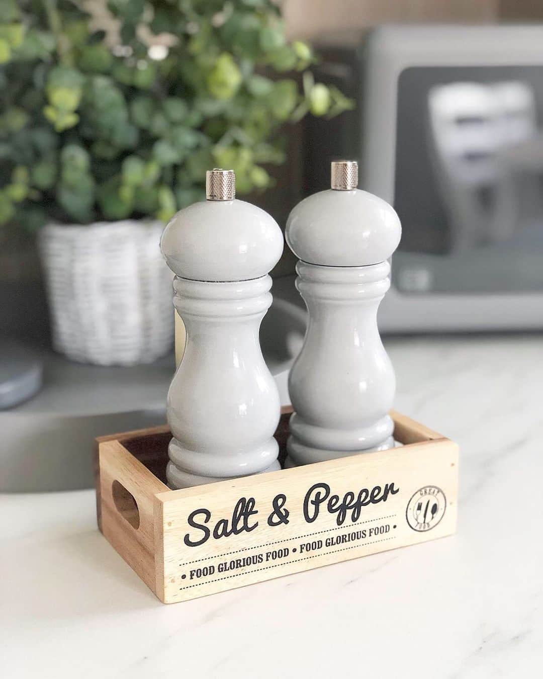 ローラアシュレイのインスタグラム：「They’re a staple for every table, but our quality salt and pepper sets will be sure to set your table apart. Here’s our customer favourite Grey Grinder set in use and on display in your homes.」