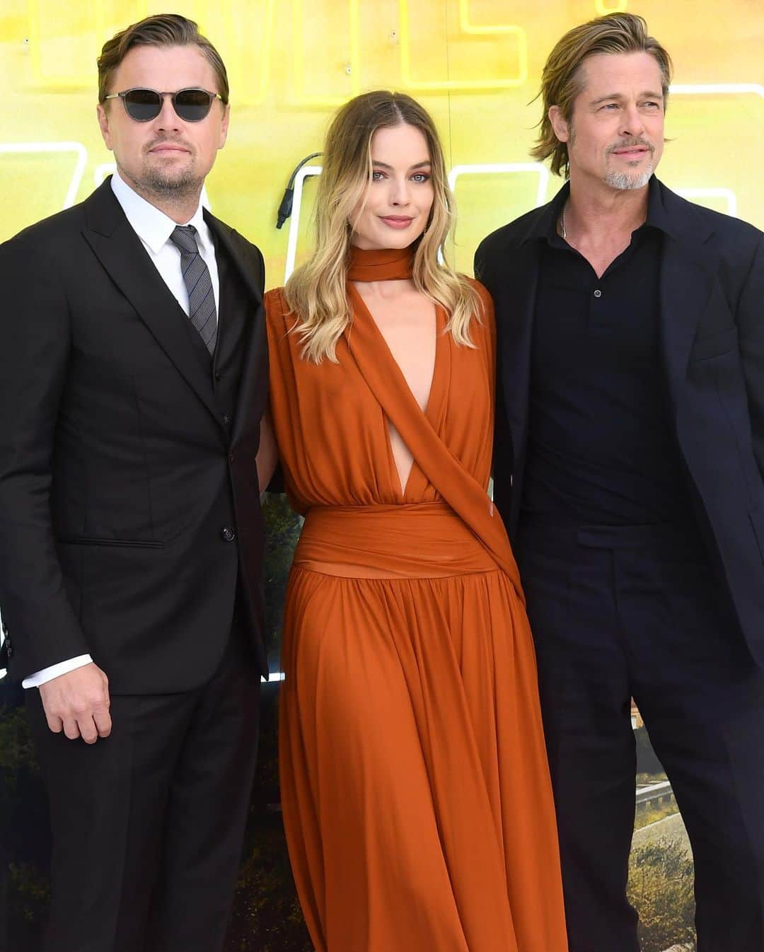 Just Jaredさんのインスタグラム写真 - (Just JaredInstagram)「@leonardodicaprio @margotrobbie and Brad Pitt at the UK premiere of @onceinhollywood! See more on JustJared.com now. Photos: @gettyimages / Instarimages」7月31日 4時24分 - justjared