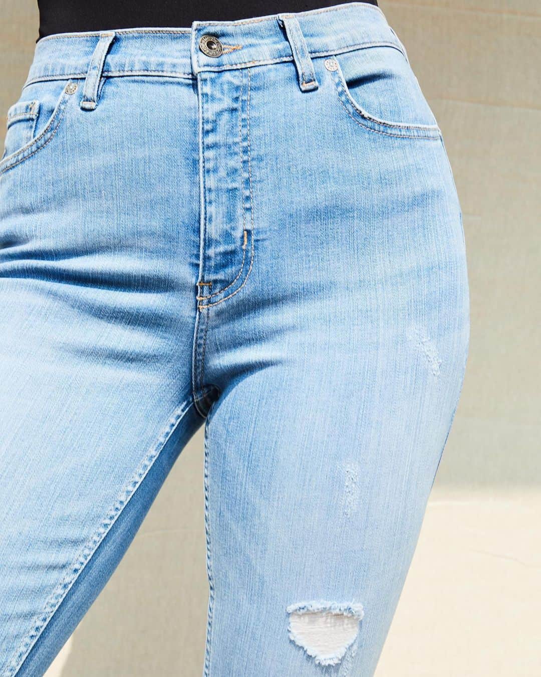 freepeopleさんのインスタグラム写真 - (freepeopleInstagram)「Ahem - we’re still offering free shipping and free returns on denim. Try out that pair you’ve had your eye on through our link in bio.」7月31日 4時25分 - freepeople