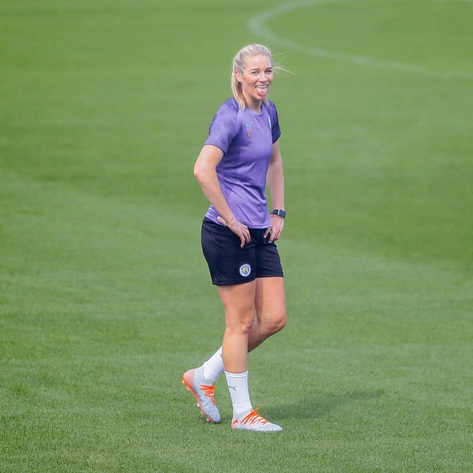 ジェンマ・ボナーのインスタグラム：「Pre-season fitness testing ➡️ finito 🥵」